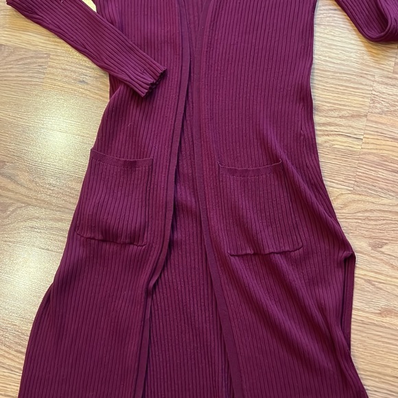 Long maroon cardigan with pockets. - Picture 3 of 5
